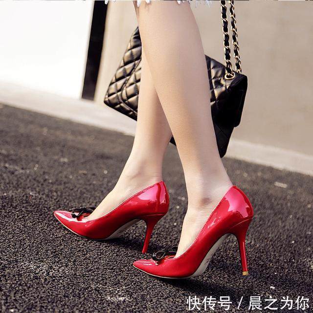 尖头高跟鞋 尖头高跟鞋,展现曼妙身姿,给人一种行走的美感