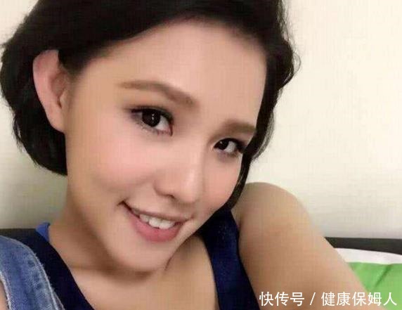 谢依霖晒出自己住的房子,餐厅放了几张塑料餐椅,生活真够接地气!