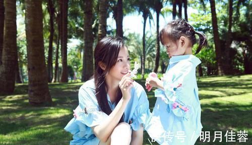 宝爸|女儿抬脚给爸爸闻,宝爸立刻假装被熏倒,宝宝之后的举动笑翻网友