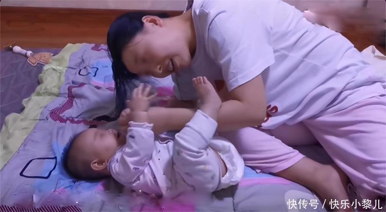 理解|宝宝的4种行为让妈妈很“苦恼”,背后却满含爱意,妈妈却不理解