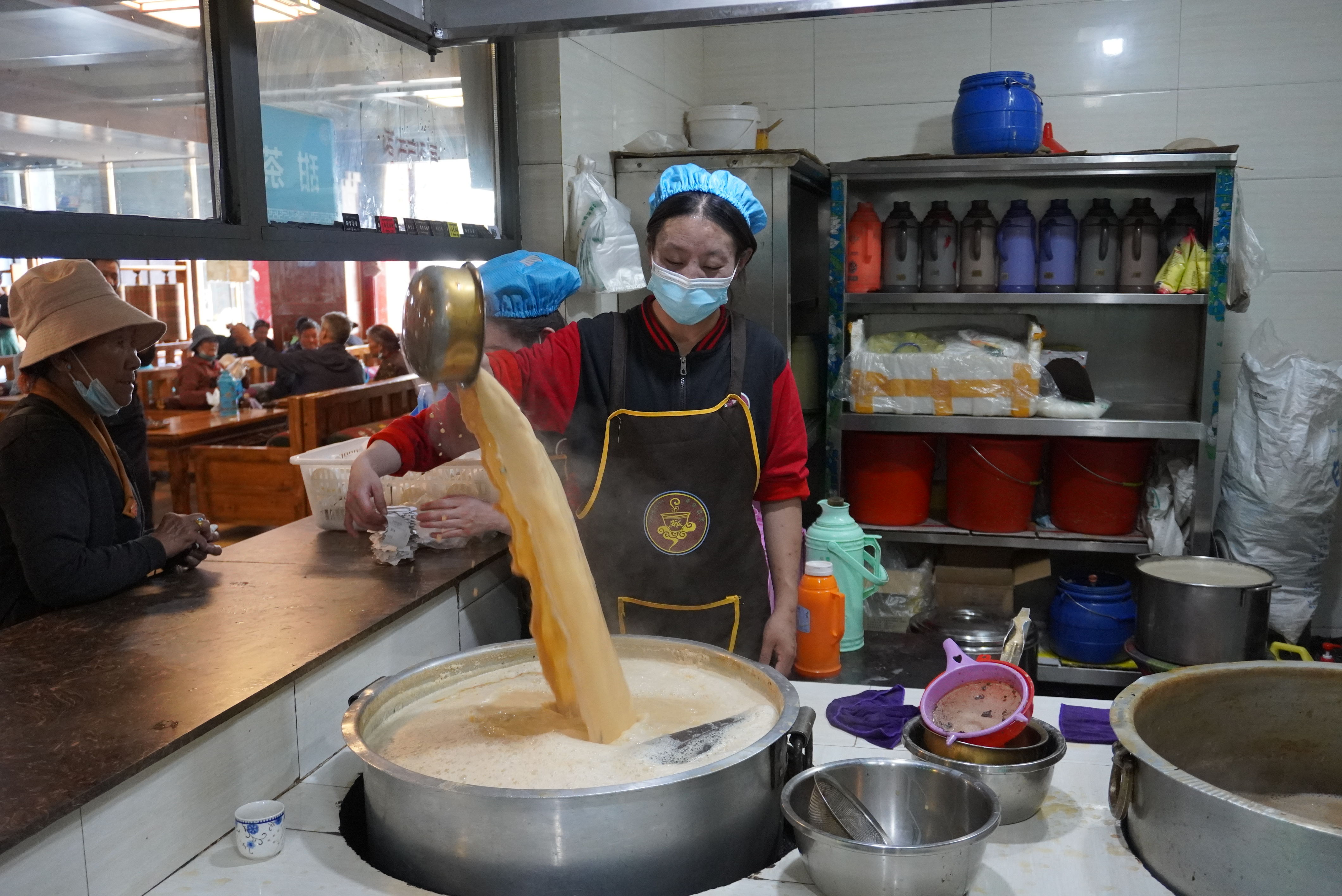 酥油茶|舌尖上的甜香 心尖上的守望——西藏饮食文化里的浓浓团结味