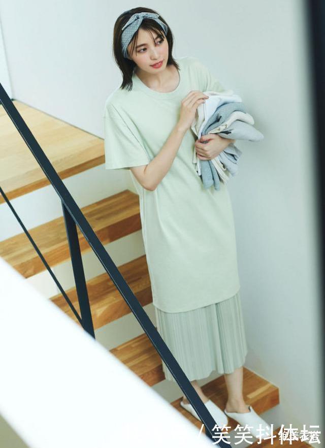 优衣库啥时候这么贴心了瞧日系“宅家穿搭”，基本款照样很时髦