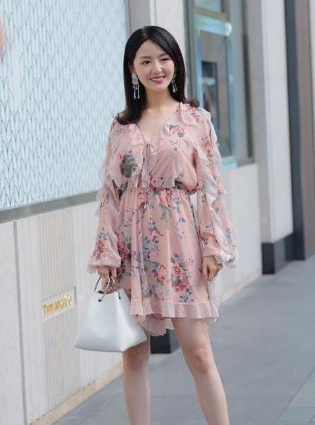 柔美 千钧一发之际，如此单薄的裙边衬托出她的柔美