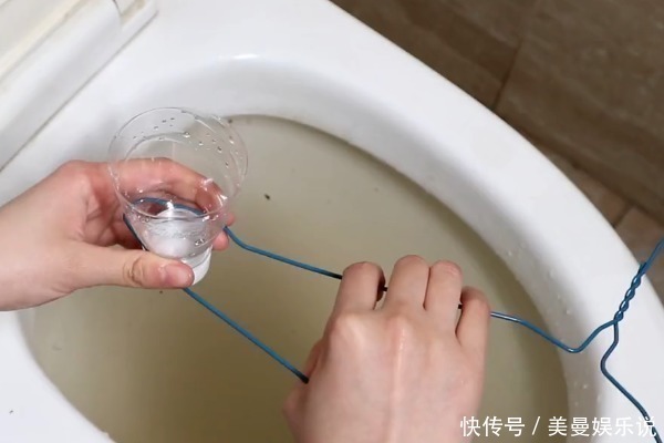 疏通|再堵的马桶，只需1个塑料瓶，3分钟快速疏通，别再花冤枉钱请人通
