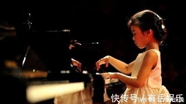 撕毁|14岁女孩5年手写30万字小说,被亲爸发现后撕毁,还说“为你好”