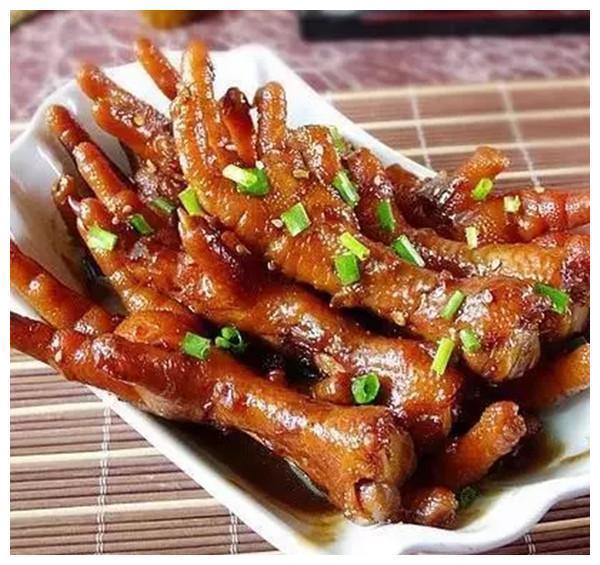 请朋友来家里吃饭，妈妈做几道美味家常菜招待，朋友说下次还想来