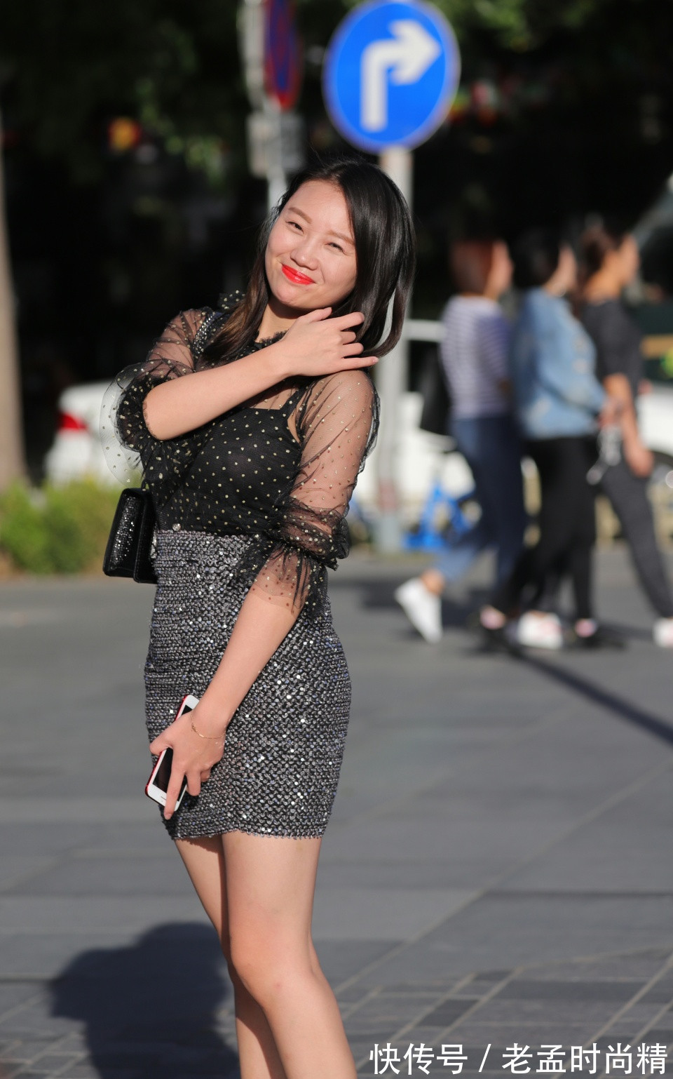 街拍|街拍: 逛街时邂逅一位黑纱短裙姑娘, 街头诠释性感和可爱一面