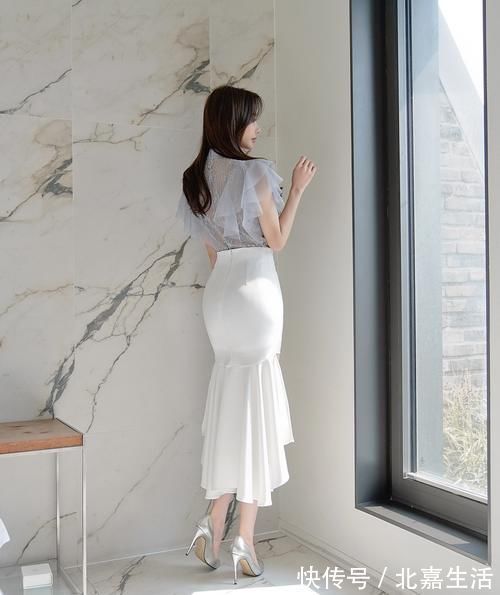 穿搭 美女穿搭：蓝色薄纱包臀裙，气质优雅，笑容甜美