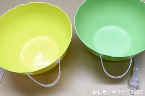 纸箱上的塑料提手不要扔，粘在塑料盆上太厉害了，家家户户用得到