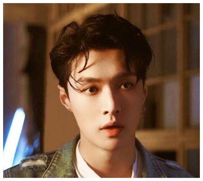 明星背后的故事 张艺兴 全网搜