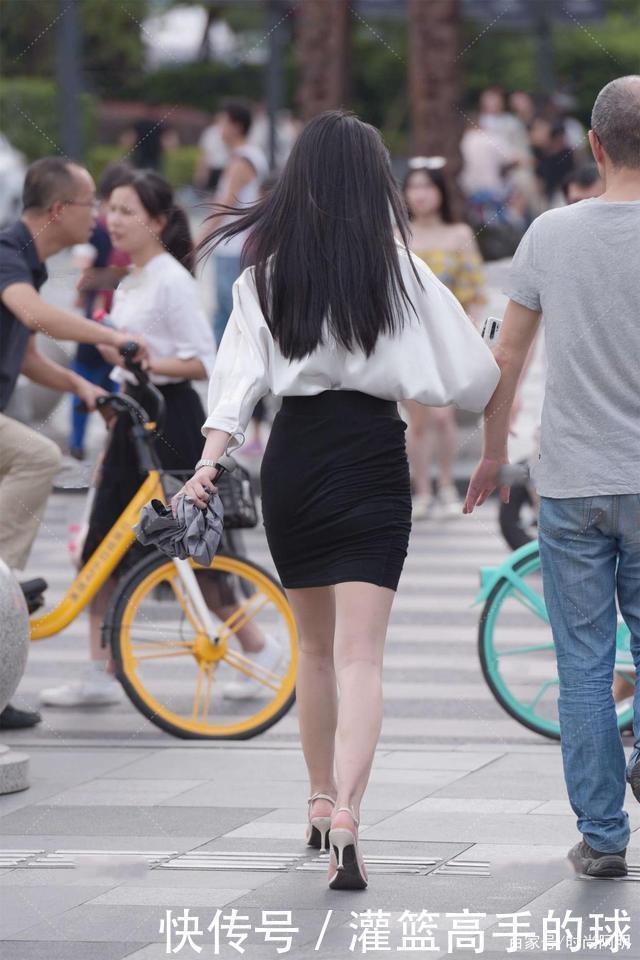 职业风 上白下黑的穿搭,可以穿出职业风,也可以很休闲