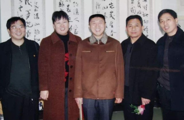 谢老板|27岁小伙初中辍学,靠卖字挣得7套房,走红后却受到抵制