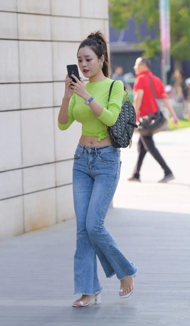 潮流|贵妇才是时尚标杆，把简单喇叭裤变成潮流单品，大家都忍不住跟风