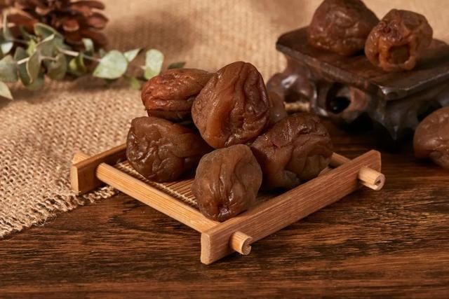 乌梅|【中医健康课堂】它是药食同源的中药，止烦渴、治失眠，秋天用最合适！
