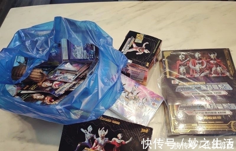 孩子|孩子疯狂迷恋的“奥特曼卡片”好在哪里?为啥会成为社交硬通货?