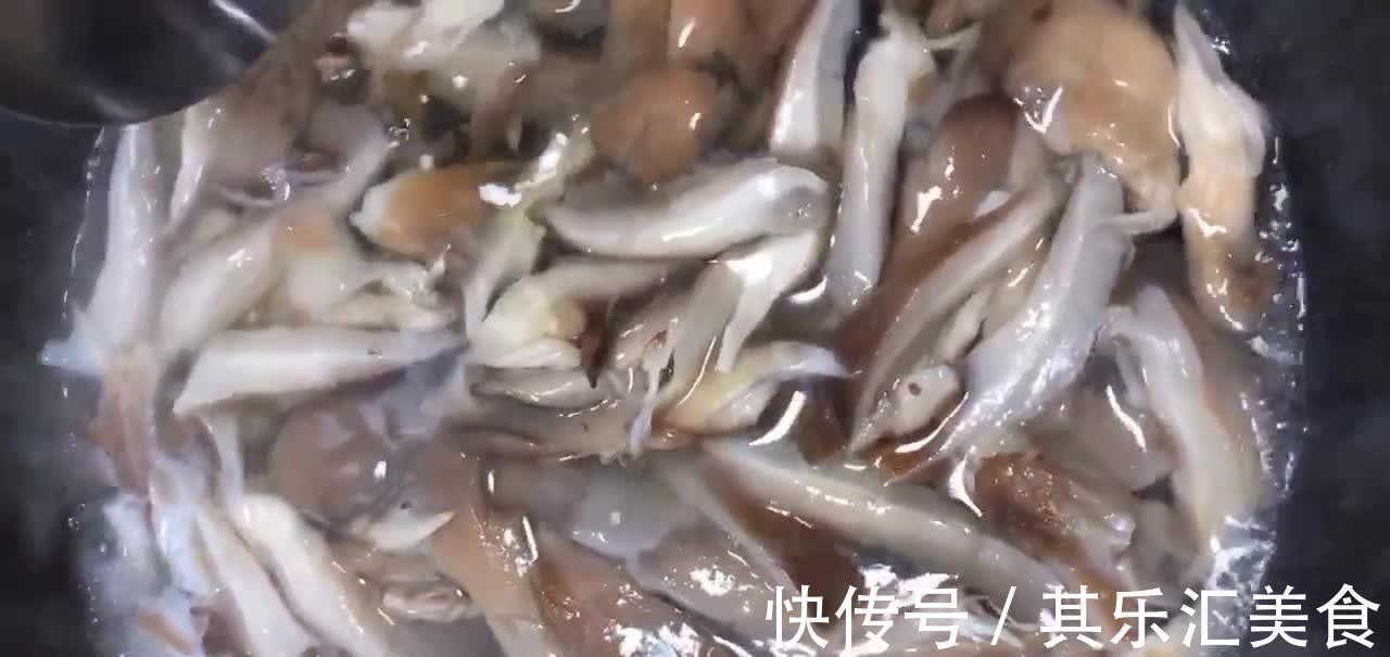炒鲜蘑,鲜嫩爽滑鲜美入味,营养物质易被人体吸收,吃着比肉都香
