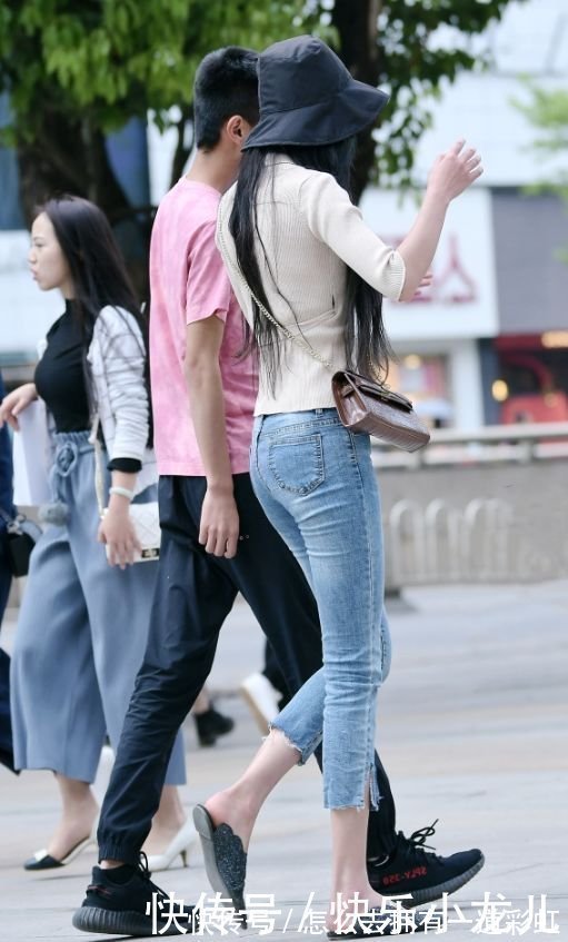 穿搭|街拍时尚姑娘穿搭牛仔裤,喜欢搭配凉鞋,显瘦还提升气质