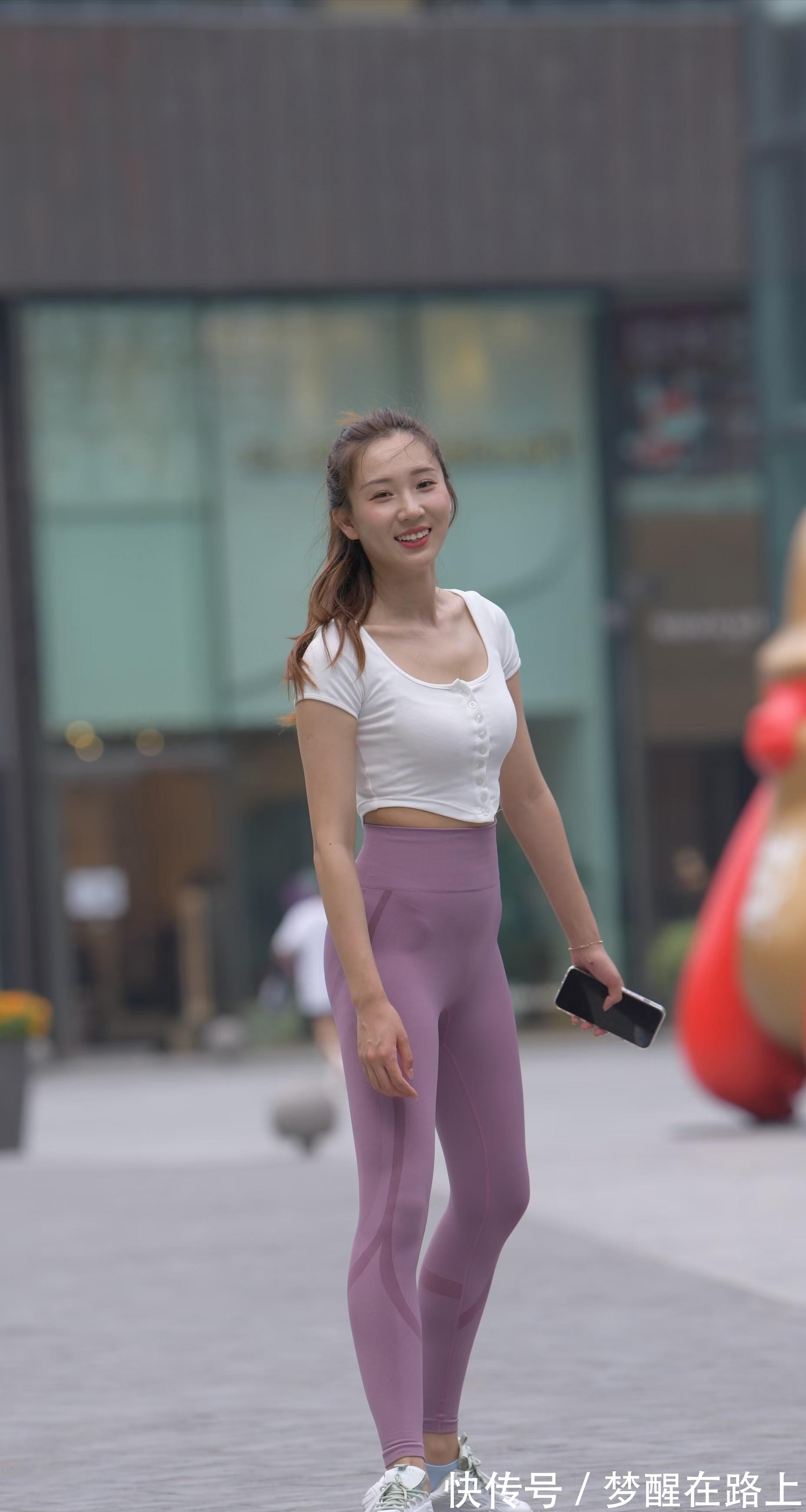 名媛 高腰瑜伽裤配白色纽扣小上衣,穿出精致的高级感,名媛气质范满满