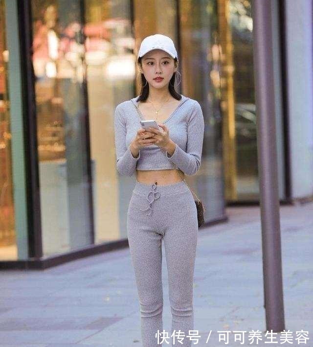 打底裤 灰色低胸上衣搭配灰色七分打底裤,简单又不失仪式感,气质大方!