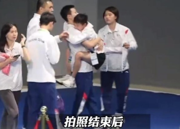广东跳水队|全红婵拍完照,赖在陈艺文师姐身上不肯下来,直接被师姐熊抱离开