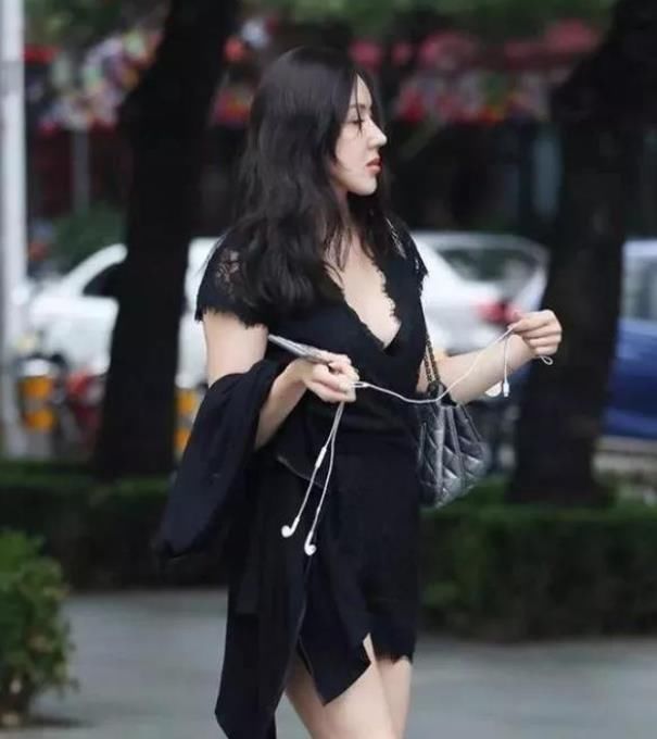 拼接|街拍花颜月貌的小姐姐,一条拼接的连衣裙,美丽大方气质