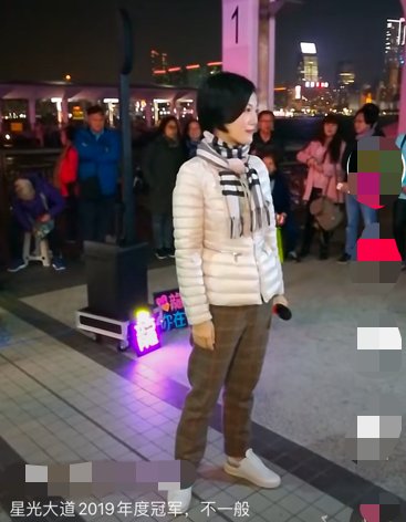 星光大道冠军在街头卖唱，多人围观显凄凉，曾和李谷一春晚合唱