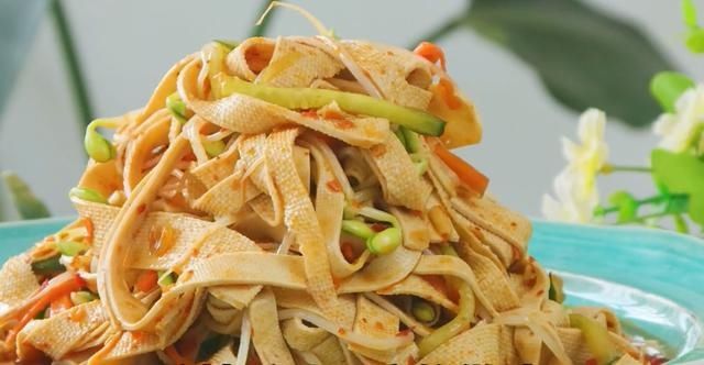 鲜香|凉拌豆皮,很多人调料第一步就做错了,跟大厨这样做,软嫩又鲜香