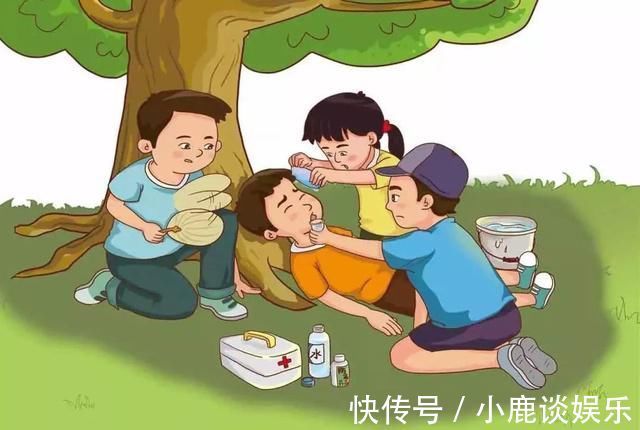 水枪|“熊孩子”在5楼窗户上玩耍，这样的孩子估计只有容嬷嬷治得了吧