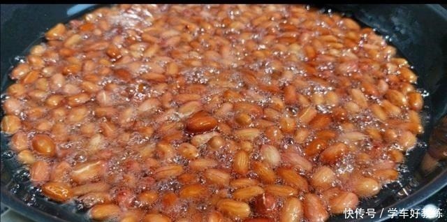 炸花生米|炸花生米时，撒盐撒酒都不对，饭店大厨放点它，30天不回潮