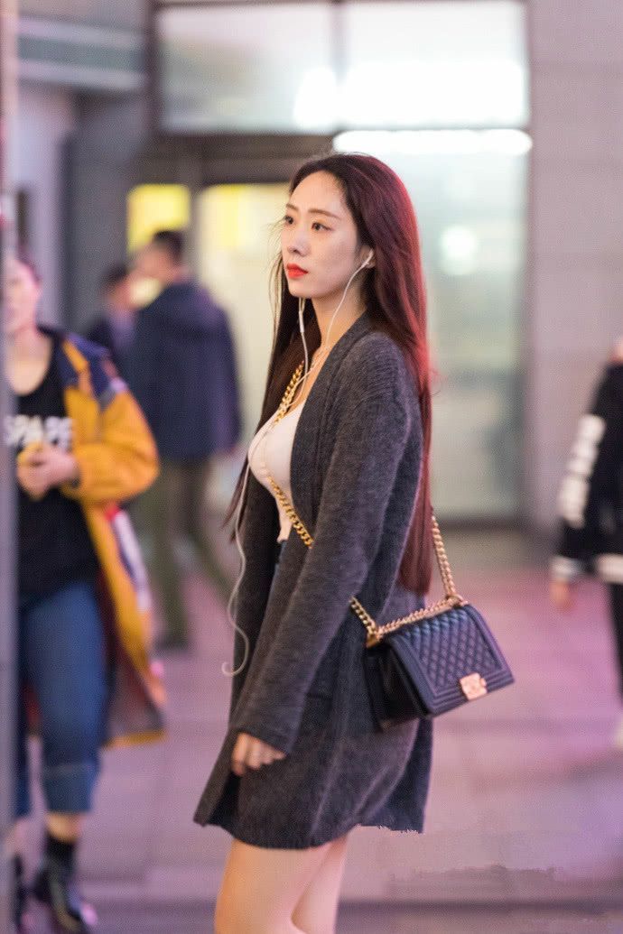 穿梭|街拍:潮流街区的时尚美女,在大街上来回穿梭,不亚于一场走秀