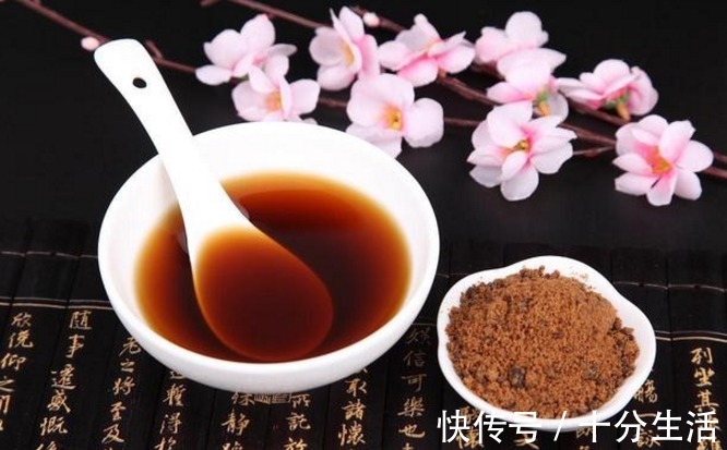 子宮|女人來大姨媽，多吃2種菜，多喝2杯水，排出污血，子宮更健康
