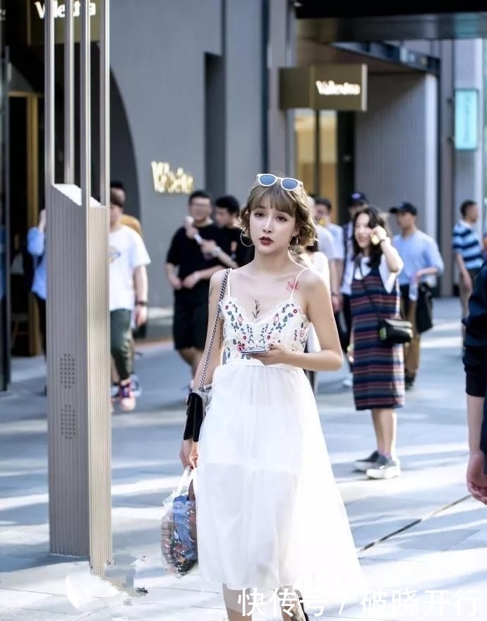 吊带+短裙勾勒出迷人的身材曲线,好身材一览无余