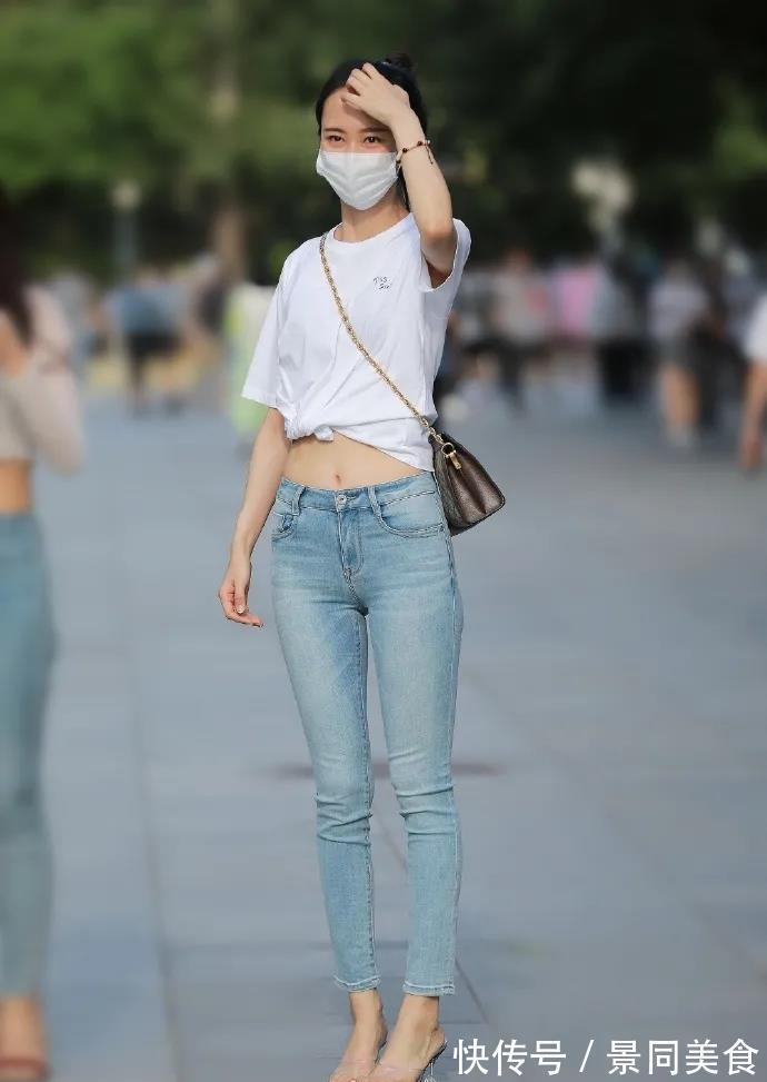 上装|怎么显出青春活力的气息?T恤配牛仔裤就行,简约时尚又显气质