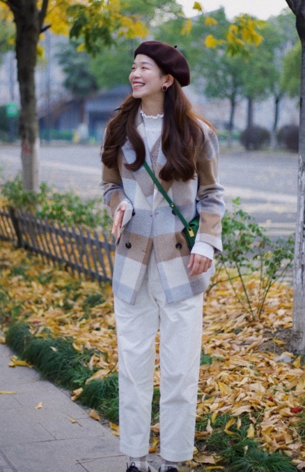 小白鞋|秋冬格纹西装怎么穿?4套直接套用的穿搭模板,不光养眼还很时髦