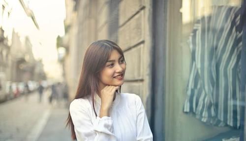 肚脐|女人睡前用“橘子皮”贴肚脐上，坚持一周，4件好事可能悄悄来