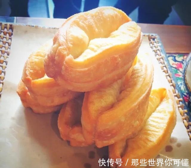 制作油条,蓬松香脆的油条最能称得上“国民早餐”了!