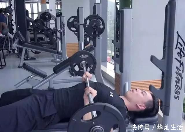 中缝|胸肌练不好看?因为你忽略了中缝,每天多练习5分钟就够了