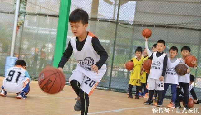 孩子|“屁股下边全是脚”,宝妈晒照吐槽宝宝小短腿火了,网友笑翻了