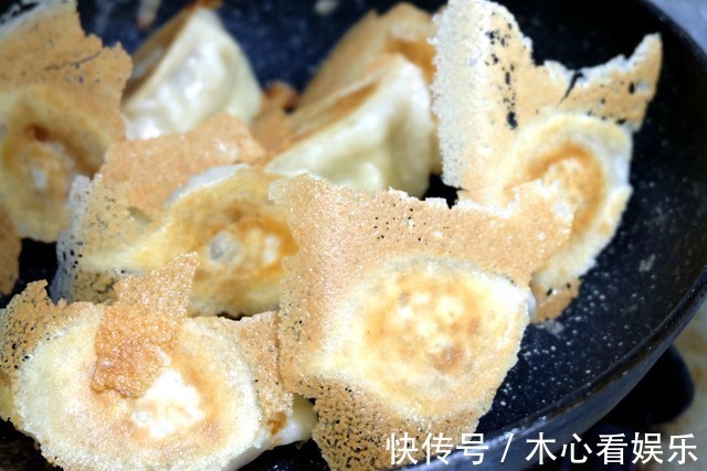 饺子别再煮了，试试这个做法，面粉水比例调配好，冰花又焦又脆！