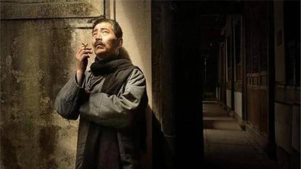 颜小二!鲁迅写孔乙己的结局时,是笔误还是有意为之?先生比我们想象中严谨