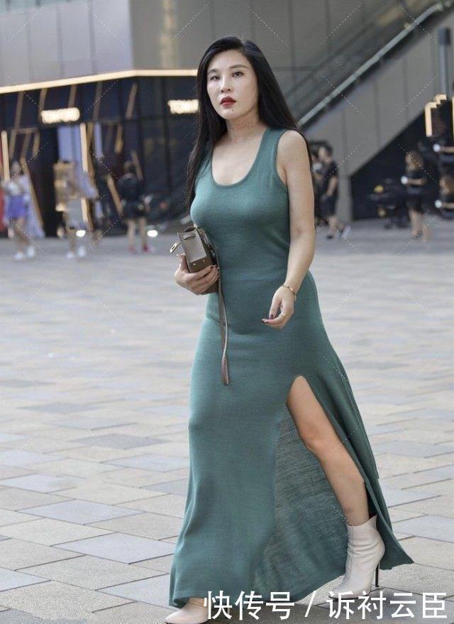 小姐姐墨绿色连衣长裙,开叉的设计让穿搭显得不那么呆板