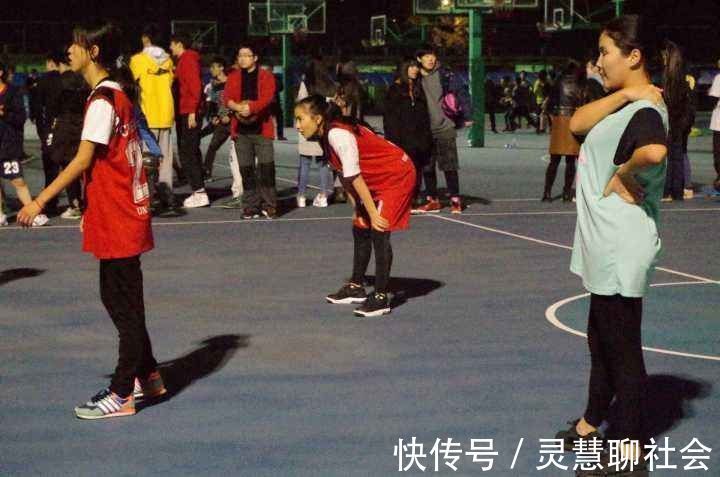 姐姐|说好的一起长大,妹妹却比三胞胎哥哥高出一截,凭实力当“姐姐”