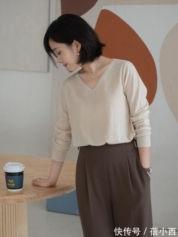 v领|这才是40岁女人衣橱该有的秋季单品,百搭不老气,让你穿出好气质