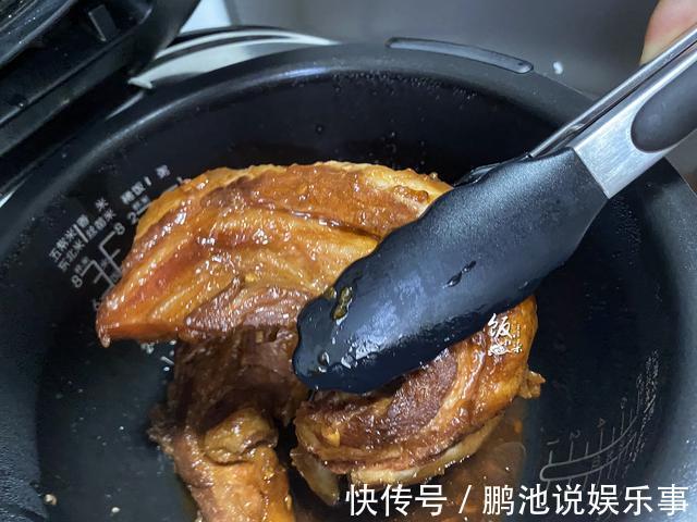 烧烤肉|把整块五花肉放电饭锅里,焖30分钟出锅,把家人都“馋坏了”