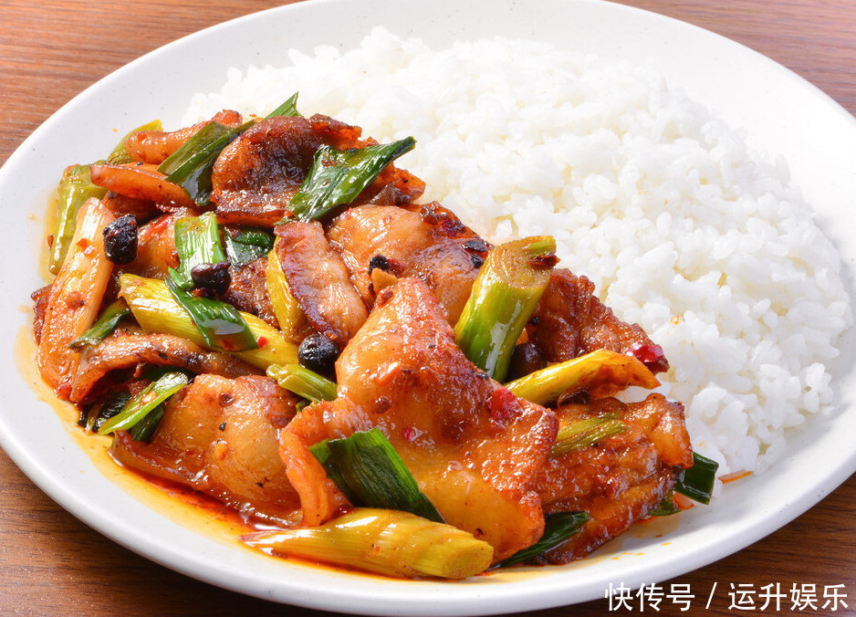  回锅肉怎么做好吃又正宗川菜大厨分享做法，肥而不腻软糯鲜香