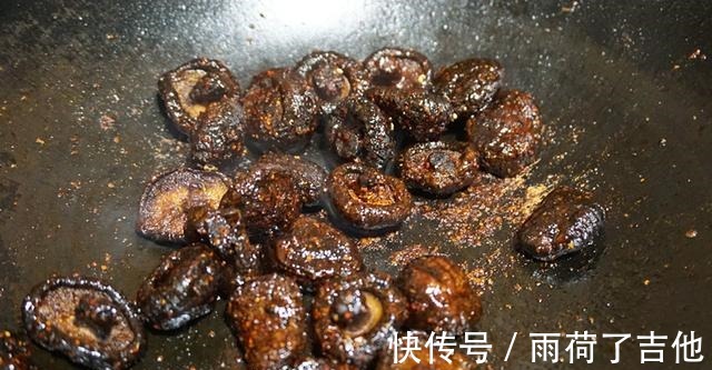 浸泡|香菇炸一炸，炒一炒，做成美味家常菜，好吃下饭，超香！