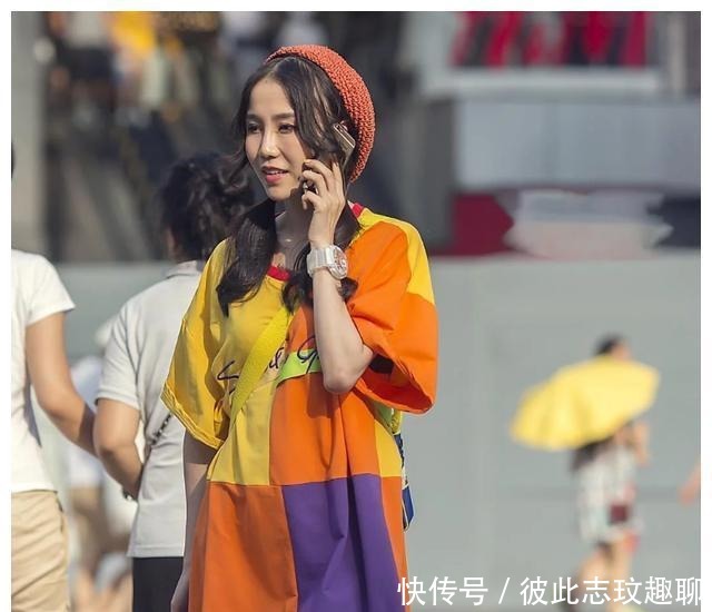 高雅|身材好就是不一样,街头美女的简单穿搭,高雅又大气