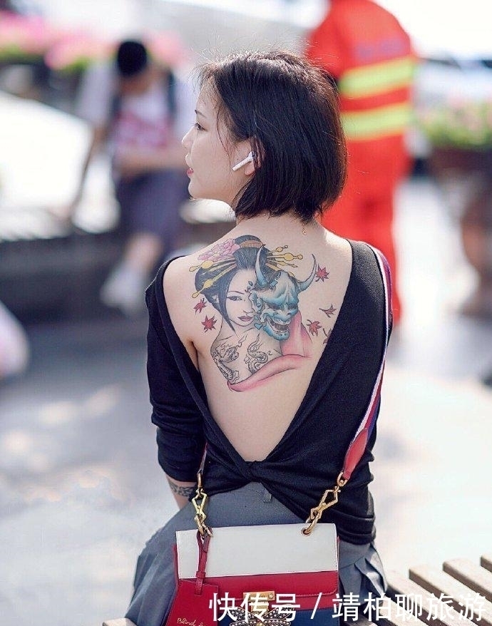 吸引人眼球的,不仅是表嫂的“露背”上衣,还有那酷酷的“纹身”