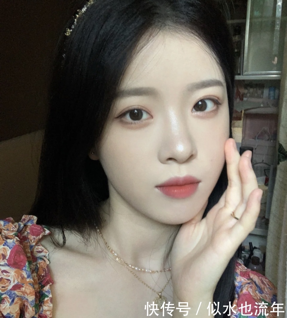 唇釉|学生党不能化妆?这四只“伪素颜”色,显白又心机,减龄还不挑皮