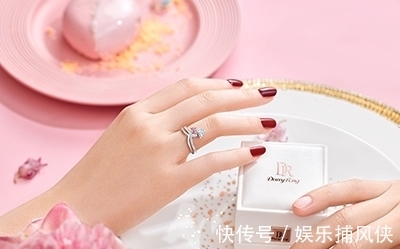 情侣们 情侣戒指的这四种不同戴法,体现了情侣们对感情的不同想法